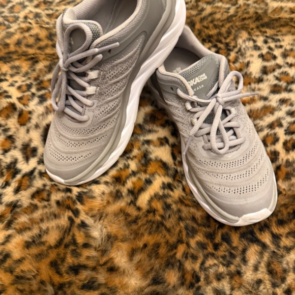 HOKA one one Akasa in Women’s size is 6.5 - Picture 4 of 14